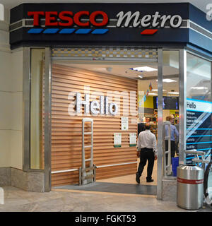 Métro supermarché Tesco store entrée dans un complexe Canada tour de Canary Wharf London Docklands Tower Hamlets East London England UK Banque D'Images