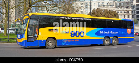 Scottish CityLink 900 long distance coach service Londres à Glasgow vu dans Park Lane London England UK Banque D'Images