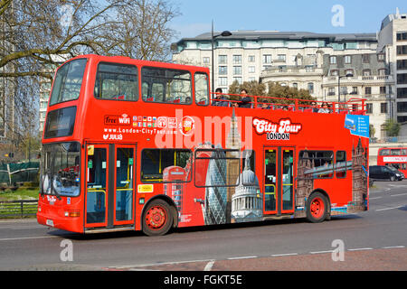 Open top tour bus double decker exploité par tour de ville offrant une visite touristique de Londres tourisme voyage vu ici dans Park Lane Mayfair UK Banque D'Images