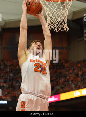 Syracuse, NY, USA. Feb 20, 2016. Avant de Syracuse (20) Tyler Lydon va pour le dunk durant la première moitié de jouer en tant que Pittsburgh à Syracuse dans un CPA se rencontreront au Carrier Dome à Syracuse, New York. Photo par Alan Schwartz/Cal Sport Media/Alamy Live News Banque D'Images