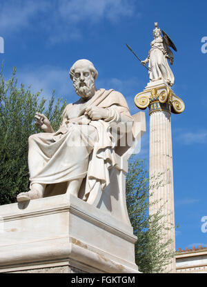 Athènes - La statue de Platon dans l'avant du bâtiment de l'Académie nationale par le sculpteur italien Piccarelli (à partir de 19 cent..). Banque D'Images