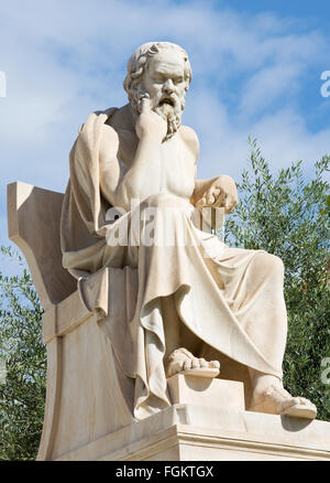 Athènes - La statue de Socrate devant l'Académie nationale des capacités par le sculpteur italien Piccarelli (à partir de 19 100.). Banque D'Images