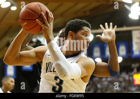 Villanova, Pennsylvania, USA. Feb 20, 2016. Villanova Wildcats guard Josh Hart (3) fait apparaitre le rebond au cours du jeu de basket-ball de NCAA entre les Bulldogs de Butler et les Wildcats de Villanova au pavillon de Villanova, en Pennsylvanie. © csm/Alamy Live News Banque D'Images