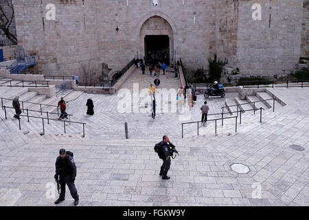 Jérusalem, Israël.20th février 2016.Des membres des forces de sécurité israéliennes se tiennent à l'entrée de la porte de Damas devant la vieille ville Jérusalem-est Israël le 20 février 2016.Depuis octobre 2015, la porte de Damas a été le lieu de nombreuses tentatives d'attentat-bestiaux et de terreur.Crédit : Eddie Gerald/Alay Live News Banque D'Images