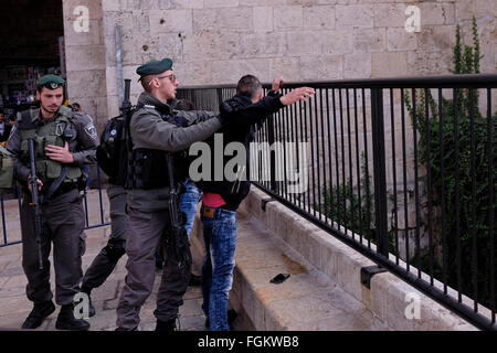 Jérusalem, Israël. 20 Février, 2016. Les forces de sécurité israéliennes contrôler les jeunes hommes palestiniens à l'entrée de la Porte de Damas à l'extérieur de la vieille ville de Jérusalem-Est Israël le 20 février 2016. La porte de Damas a été le lieu de nombreuses tentatives d'attaques de terreur et de couteau depuis octobre 2015. Credit : Eddie Gerald/Alamy Live News Banque D'Images