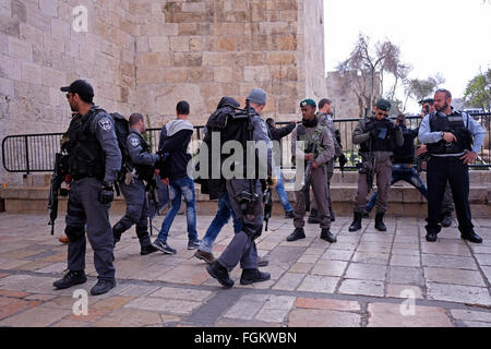 Jérusalem, Israël. 20 Février, 2016. Les forces de sécurité israéliennes contrôler les jeunes hommes palestiniens à l'entrée de la Porte de Damas à l'extérieur de la vieille ville de Jérusalem-Est Israël le 20 février 2016. La porte de Damas a été le lieu de nombreuses tentatives d'attaques de terreur et de couteau depuis octobre 2015. Credit : Eddie Gerald/Alamy Live News Banque D'Images