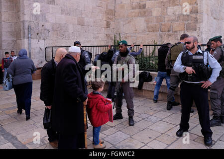 Jérusalem, Israël. 20 Février, 2016. Les forces de sécurité israéliennes contrôler les jeunes hommes palestiniens à l'entrée de la Porte de Damas à l'extérieur de la vieille ville de Jérusalem-Est Israël le 20 février 2016. La porte de Damas a été le lieu de nombreuses tentatives d'attaques de terreur et de couteau depuis octobre 2015. Credit : Eddie Gerald/Alamy Live News Banque D'Images