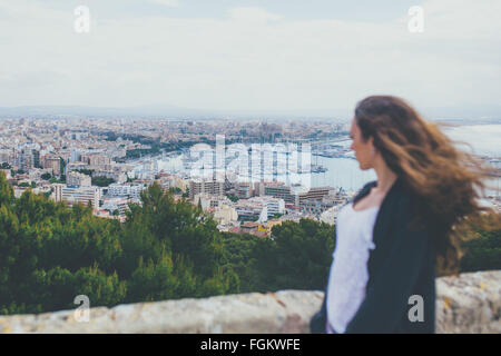 Femme regardant la ville de Palma Banque D'Images