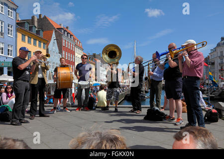 La street parade populaire et traditionnelle jazz band le Brass Band de Orion au cours de la Nyhavn Copenhagen Jazz Festival. Banque D'Images