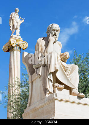 Athènes - La statue de Socrate devant l'Académie nationale des capacités par le sculpteur italien Piccarelli (à partir de 19 100.). Banque D'Images