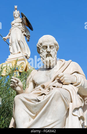 Athènes - La statue de Platon dans l'avant du bâtiment de l'Académie nationale par le sculpteur italien Piccarelli (à partir de 19 cent..). Banque D'Images