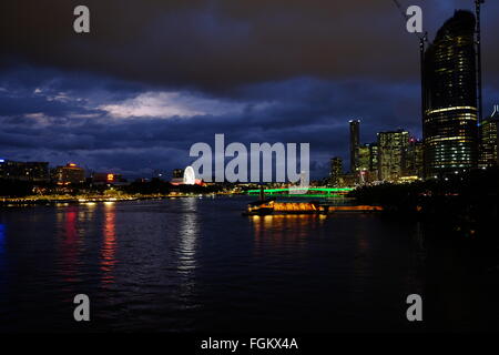 À la recherche en amont du pont de bonne volonté au pont Victoria, Brisbane Banque D'Images