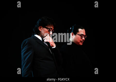 Berlin, Allemagne. Feb 20, 2016. Mark Lee Ping-Bing, caméraman du film 'Crosscurrent' (Chang Jiang Tu), et le directeur de l'animation Yang Chao assister à la cérémonie de remise des prix de la 66e Berlinale Festival International du Film de Berlin, Allemagne, le 20 février 2016. © Zhang Fan/Xinhua/Alamy Live News Banque D'Images