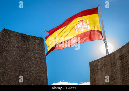 Vue sur le drapeau espagnol en place Colon, ville de Madrid, Espagne Banque D'Images