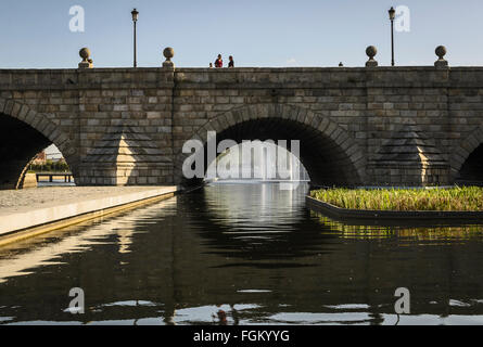 Vision de loin d'une fontaine sous le pont de la rivière Manzanares, Espagne, Madrid Banque D'Images