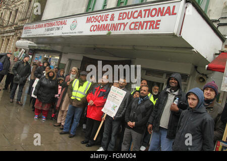 Londres, Royaume-Uni 20 février 2016. Fidèles amis vu l'extérieur de l'Minhaj-Ul-Coran Masjid et gouvernementale du Centre à Forest Gate est de Londres. Dirigeants des huit établissements religieux ont organisé une marche pour la paix dans la rue de Forest Gate dans l'Est de Londres. Le but de la marche est d'encourager la vie pacifique dans le quartier multiculturel et multiethincal que les établissements sont structurés en. Newham a l'une des plus grandes populations de minorités ethniques de tous les districts du pays. Crédit : david mbiyu/Alamy Live News Banque D'Images