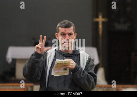 Londres, Royaume-Uni 20 février 2016. Fr John Moloney accueille les dirigeants fidèles amis à Saint Antoine Eglise Catholique E7 au cours de la Marche pour la paix. Le but de la marche est d'encourager la vie pacifique dans le quartier multiculturel et multiethincal que les établissements sont structurés en. Newham a l'une des plus grandes populations de minorités ethniques de tous les districts du pays. Crédit : david mbiyu/Alamy Live News Banque D'Images