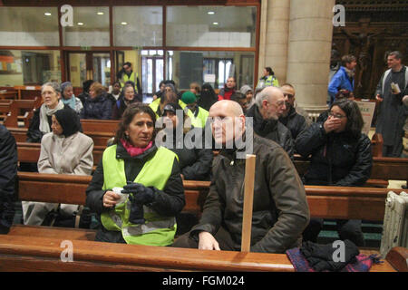 Londres, Royaume-Uni 20 février 2016. Rev Bruce Stokes et Lois Stokes vu à Saint Antoine de Padoue Église catholique au cours de la Marche pour la paix. Dirigeants des huit établissements religieux ont organisé une marche pour la paix dans la rue de Forest Gate dans l'Est de Londres. Le but de la marche est d'encourager la vie pacifique dans le quartier multiculturel et multiethincal que les établissements sont structurés en. Newham a l'une des plus grandes populations de minorités ethniques de tous les districts du pays. Crédit : david mbiyu/Alamy Live News Banque D'Images