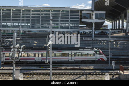 Vue d'un train blanc dans les voies de la gare d'Atocha, Madrid, Espagne ville Banque D'Images