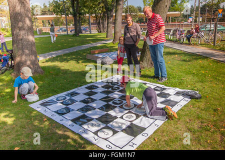 Warszawa, Pologne - 19 septembre 2015 : les parents avec enfants jouant différents jeux sur l'herbe, dans le parc au centre-ville Banque D'Images