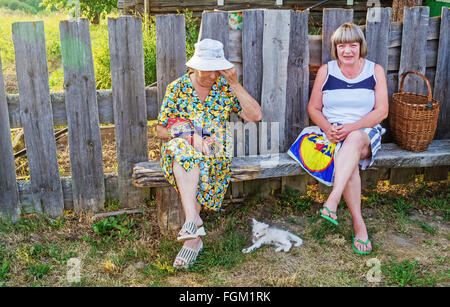 La boutique mobile pour des produits sur le chariot dans le village. Les gens qui attendent la boutique mobile. Banque D'Images