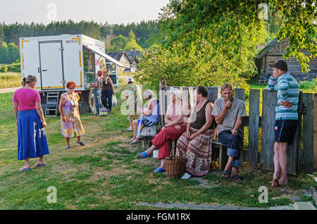 La boutique mobile pour des produits sur le chariot dans le village. Banque D'Images