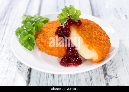 Camembert frit (selective focus) avec la sauce aux canneberges Banque D'Images