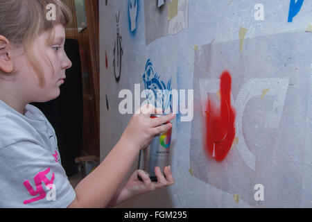 Jozefow, Pologne - 24 octobre 2015 : La fille avec la couleur peinture par pulvérisation peinture murale Banque D'Images