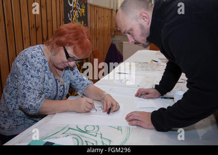 Jozefow, Pologne - 24 octobre 2015 : red-haired woman performing art works Banque D'Images