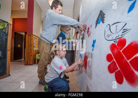 Jozefow, Pologne - 24 octobre 2015 : professeur de peinture fournissant des conseils à une écolière Banque D'Images