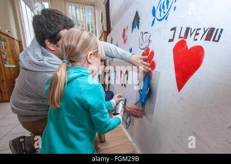 Jozefow, Pologne - 24 octobre 2015 : professeur de peinture fournissant des conseils à une écolière Banque D'Images