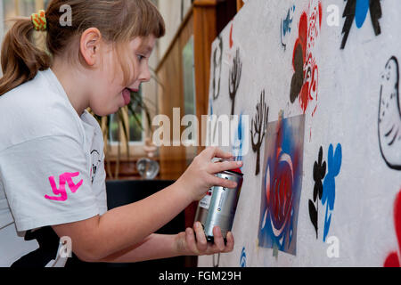 Jozefow, Pologne - 24 octobre 2015 : La fille avec la couleur peinture par pulvérisation peinture murale Banque D'Images