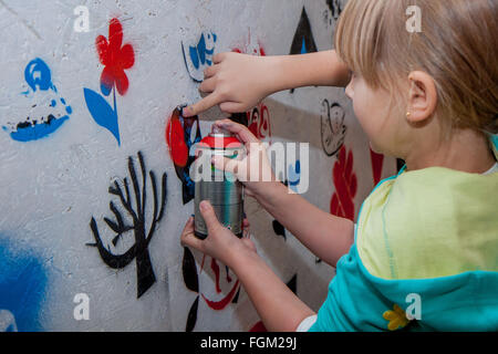 Jozefow, Pologne - 24 octobre 2015 : La fille avec la couleur peinture par pulvérisation peinture murale Banque D'Images