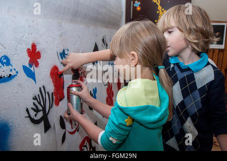 Jozefow, Pologne - 24 octobre 2015 : La fille avec la couleur peinture par pulvérisation peinture murale Banque D'Images