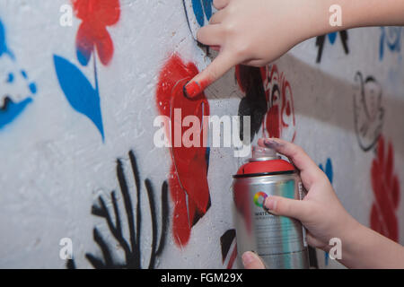 Jozefow, Pologne - 24 octobre 2015 : La fille avec la couleur peinture par pulvérisation peinture murale Banque D'Images