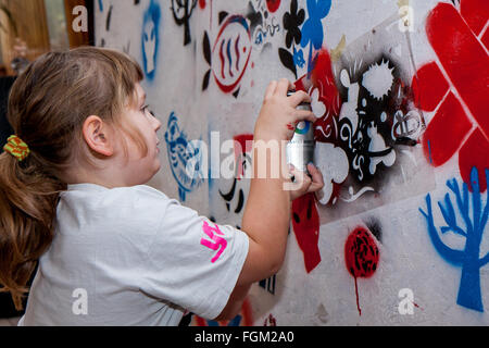 Jozefow, Pologne - 24 octobre 2015 : La fille avec la couleur peinture par pulvérisation peinture murale Banque D'Images