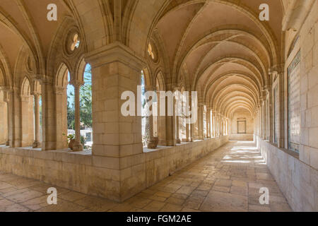 Jérusalem, Israël - 3 mars 2015 : Le corridor gothique d'atrium à l'Église du Pater Noster, sur le Mont des Oliviers. Banque D'Images