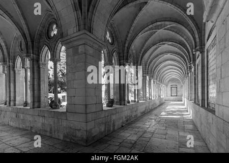 Jérusalem, Israël - 3 mars 2015 : Le corridor gothique d'atrium à l'Église du Pater Noster, sur le Mont des Oliviers. Banque D'Images