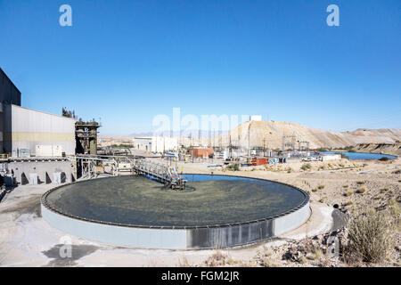 Convoyeur transporte les rejets de boue et à l'extérieur de la piscine de flottaison moulin où des particules de flotter à la surface de cuivre à la mine de la Mission Banque D'Images