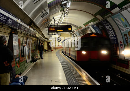 Un train arrive dans la station de métro Piccadilly Circus le samedi matin Banque D'Images