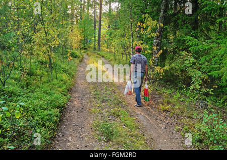 La boutique mobile pour des produits sur le chariot dans le village.Après shoping - go home. Banque D'Images