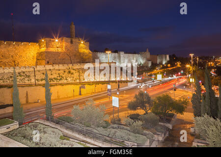 Jérusalem, Israël - 4 mars, 2015 : La tour de David et de l'ouest de la vieille ville fortifiée au crépuscule Banque D'Images