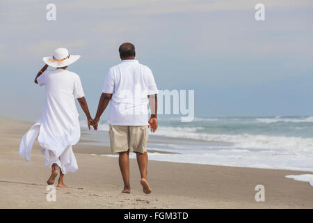 Happy senior African American man and woman couple sur une plage tropicale déserte Banque D'Images