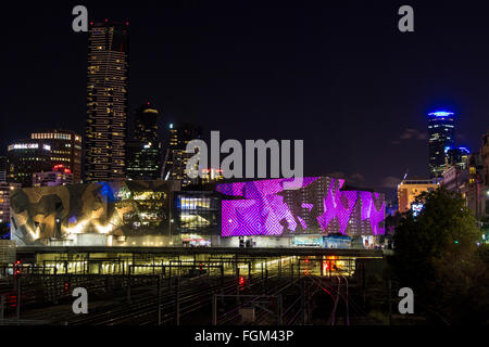 Melbourne, Australie, 20 février 2016 : projections lumineuses sur la place de la Fédération artiste autochtone Reko Rennie lors il 4e Nuit Blanche festival à Melbourne, Australie. Banque D'Images