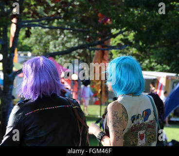 Auckland, Nouvelle-Zélande, le 20 février, 2016. Deux spectateurs colorés en direction de la parade. Crédit : David Evans Bailey/Alamy Live News Banque D'Images