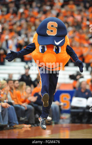 Syracuse, NY, USA. Feb 20, 2016. Otto l'Orange, la mascotte de Syracuse obtient la foule avant Pittsburgh vaincre Syracuse 66-52 dans un match de l'ACC à l'Carrier Dome à Syracuse, New York. Photo par Alan Schwartz/Cal Sport Media/Alamy Live News Banque D'Images