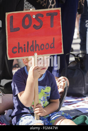 Christchurch, Nouvelle-Zélande. Feb 21, 2016. Des centaines d'habitants en colère protestent contre le manque de progrès réalisés par les compagnies d'assurance et le gouvernement Commission tremblement (CQE) dans le règlement des revendications contre les effets dévastateurs du tremblement de terre en 2011 ou de mauvaise qualité d'adressage ou réparations. bâclé La protestation vient un jour avant le cinquième anniversaire de la deadly 22 février quake. © PJ Heller/ZUMA/Alamy Fil Live News Banque D'Images