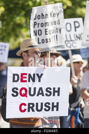 Christchurch, Nouvelle-Zélande. Feb 21, 2016. Des centaines d'habitants en colère protestent contre le manque de progrès réalisés par les compagnies d'assurance et le gouvernement Commission tremblement (CQE) dans le règlement des revendications contre les effets dévastateurs du tremblement de terre en 2011 ou de mauvaise qualité d'adressage ou réparations. bâclé La protestation vient un jour avant le cinquième anniversaire de la deadly 22 février quake. © PJ Heller/ZUMA/Alamy Fil Live News Banque D'Images