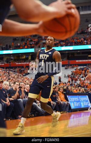 Syracuse, NY, USA. Feb 20, 2016. Avant Pittsburgh Jamel Artis (1) au cours de la seconde moitié du jeu. Pittsburgh défait Syracuse 66-52 dans un match de l'ACC à l'Carrier Dome à Syracuse, New York. Photo par Alan Schwartz/Cal Sport Media/Alamy Live News Banque D'Images