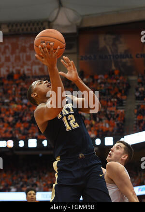 Syracuse, NY, USA. Feb 20, 2016. Garde côtière canadienne Pittsburgh Chris Jones (12) deux pousses pour que Pittsburgh défait Syracuse 66-52 dans un match de l'ACC à l'Carrier Dome à Syracuse, New York. Photo par Alan Schwartz/Cal Sport Media/Alamy Live News Banque D'Images